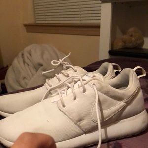 White Nike Roches